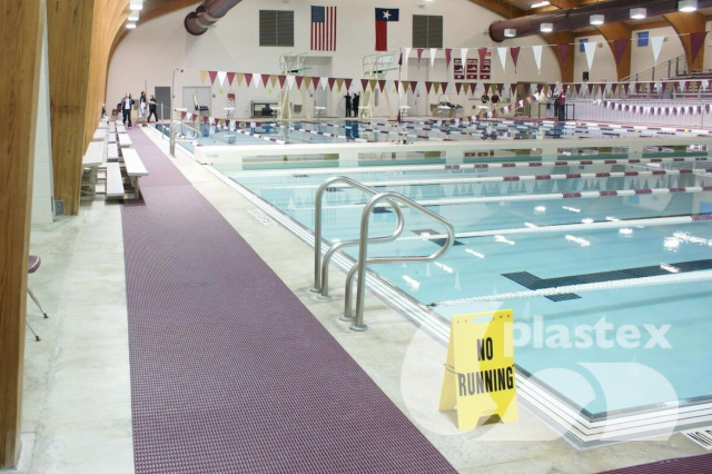 تم تركيب حصيرة بلاستيكس هيرونريب في مسبح مجتمعي في تكساس للمساعدة في منع الانزلاق وتوفير سطح مريح للمشي حافي القدمين للسباحين