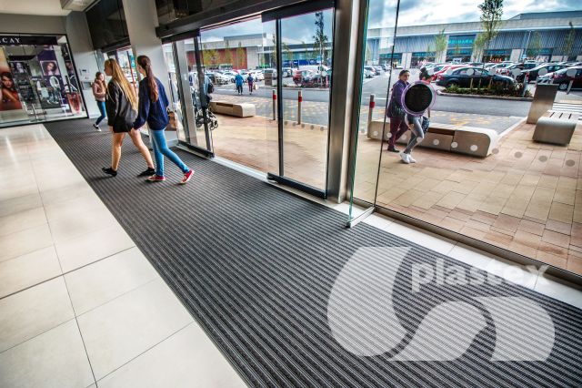 Frontrunner SB+ est un tapis à verso solide qui ne nécessite aucun tapis encastré.