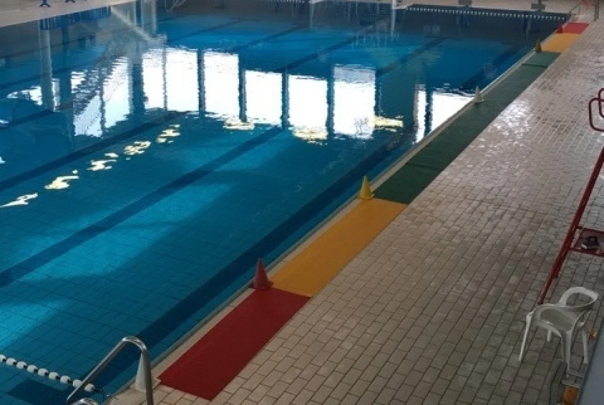 Floorline Water Polo est un tapis antidérapant pour les bords de piscine avec des marquages en couleurs vives.