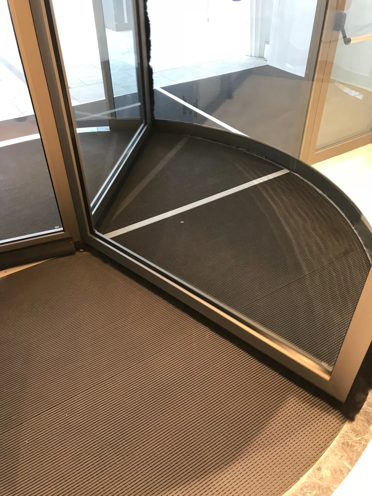 تعني البنية المكونة من قطعة واحدة لفرونت رنر إينتري أن بوسعك قصها لتناسب الموقع.